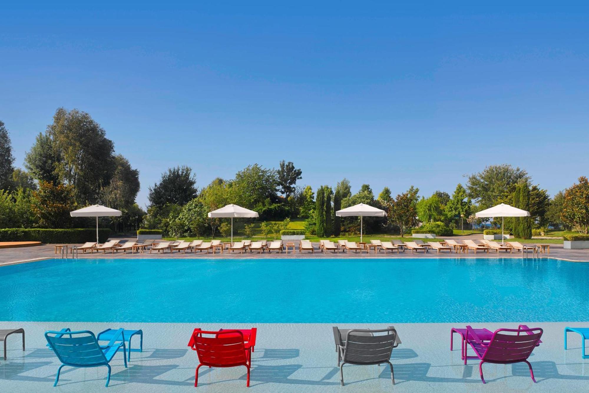 쉐라톤 이스탄불 아타코이 호텔 외부 사진 The pool at the hotel