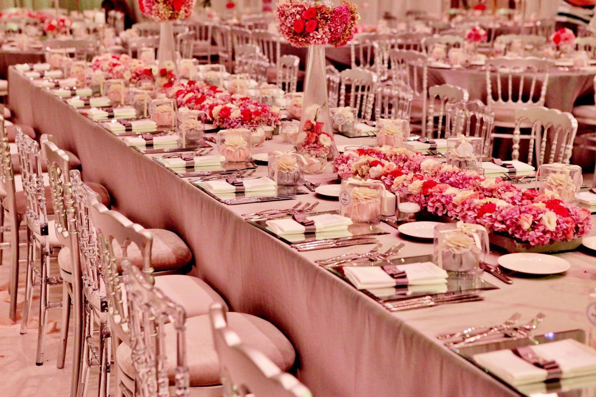 쉐라톤 이스탄불 아타코이 호텔 외부 사진 A table set for a formal dinner
